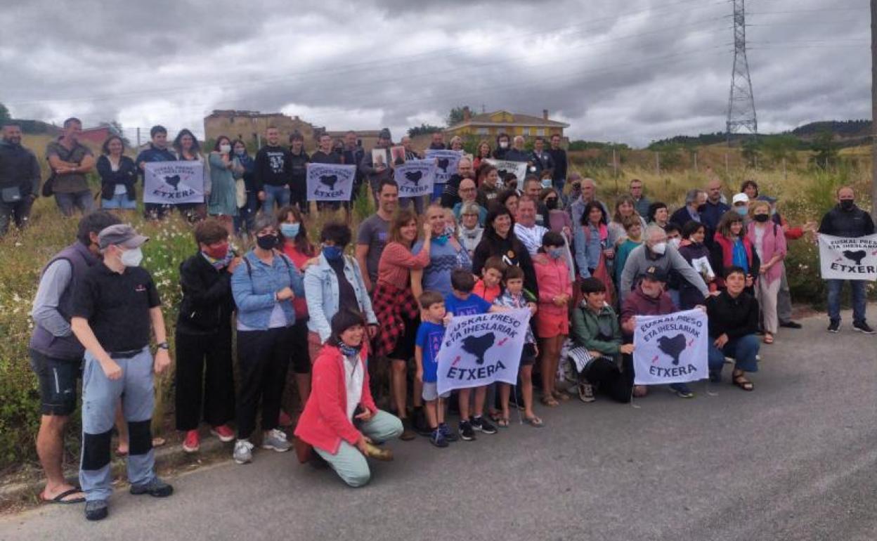 El etarra Aitor Fresnedo, a su salida de la cárcel de Logroño, rodeado de familiares y amigos.