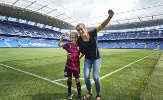 Maialen Chourraut, junto a su hija Ane, sobre el césped de Anoeta. 