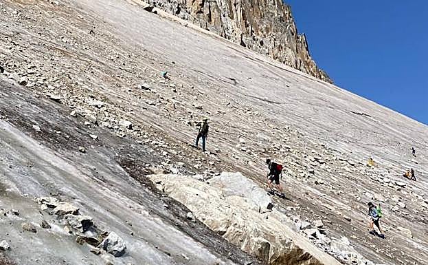 Es imprescindible utilizar material adecuado para cruzar el glaciar del Aneto.