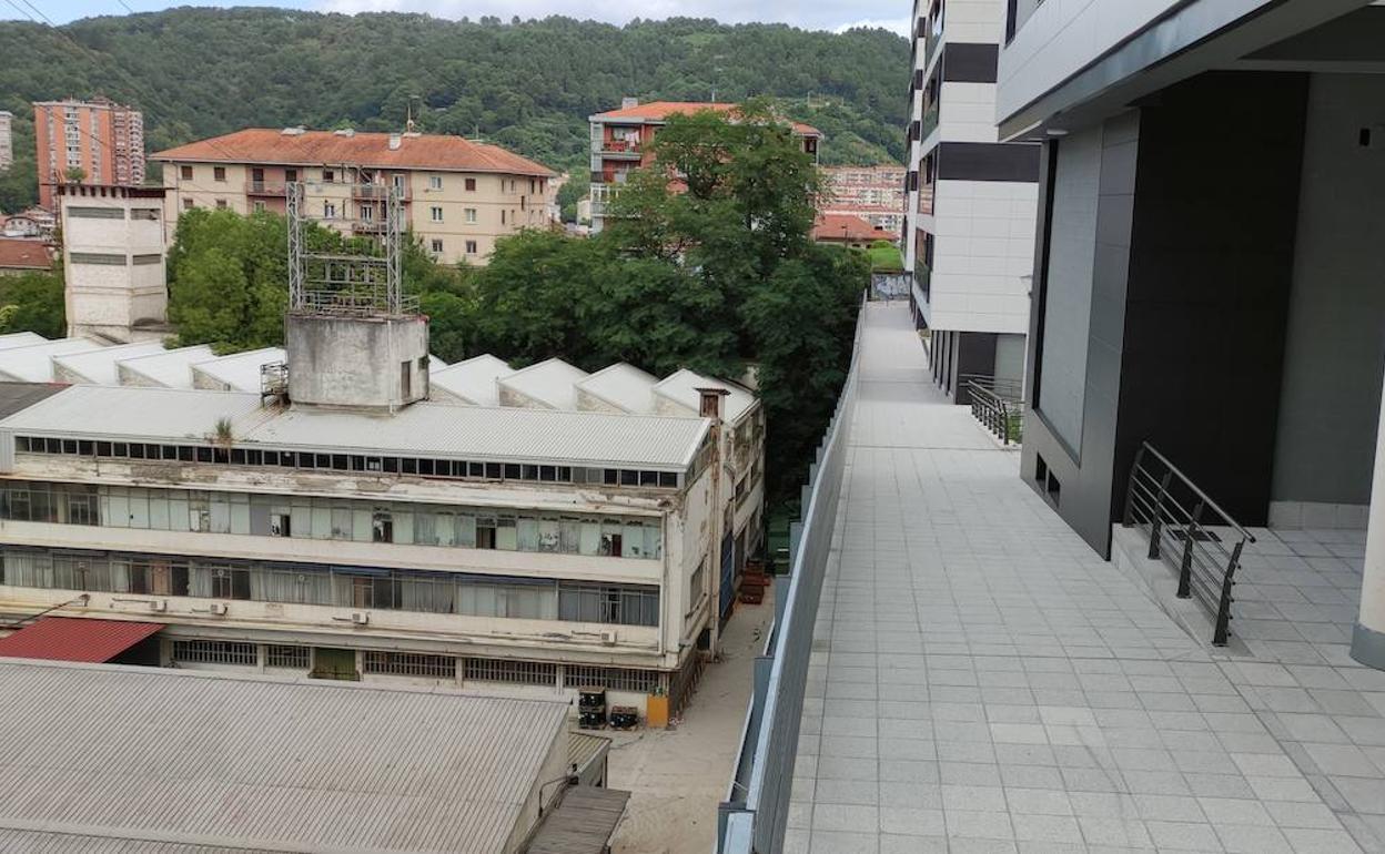 El nuevo paseo se eleva a unos 50 metros sobre el solar donde están algunas empresas como Zardoya Otis.