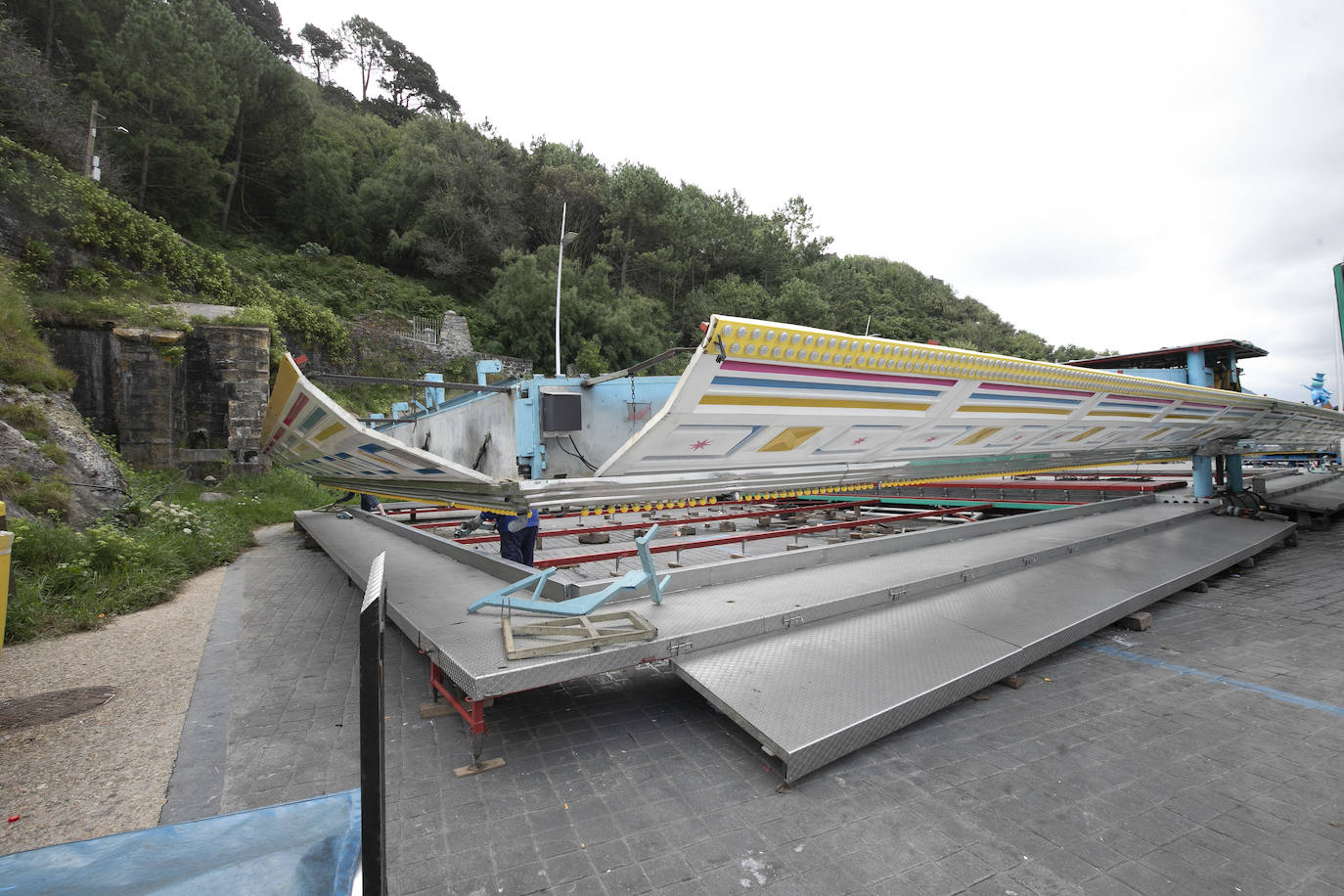 Era la primera vez que se instalaba el ferial del Paseo Nuevo sin el contexto de la celebración de la Semana Grande, lo que en un primer momento provocó dudas sobre cuál sería la respuesta del público. Ahora, una vez despedidas las atracciones el balance tanto de los feriantes como de Donostia Festak no puede ser más satisfactorio. Se han superado las expectativas en cuanto a afluencia de personas y se ha constatado un elevado respeto por el cumplimiento de las normas sanitarias impuestas por la pandemia del Covid.