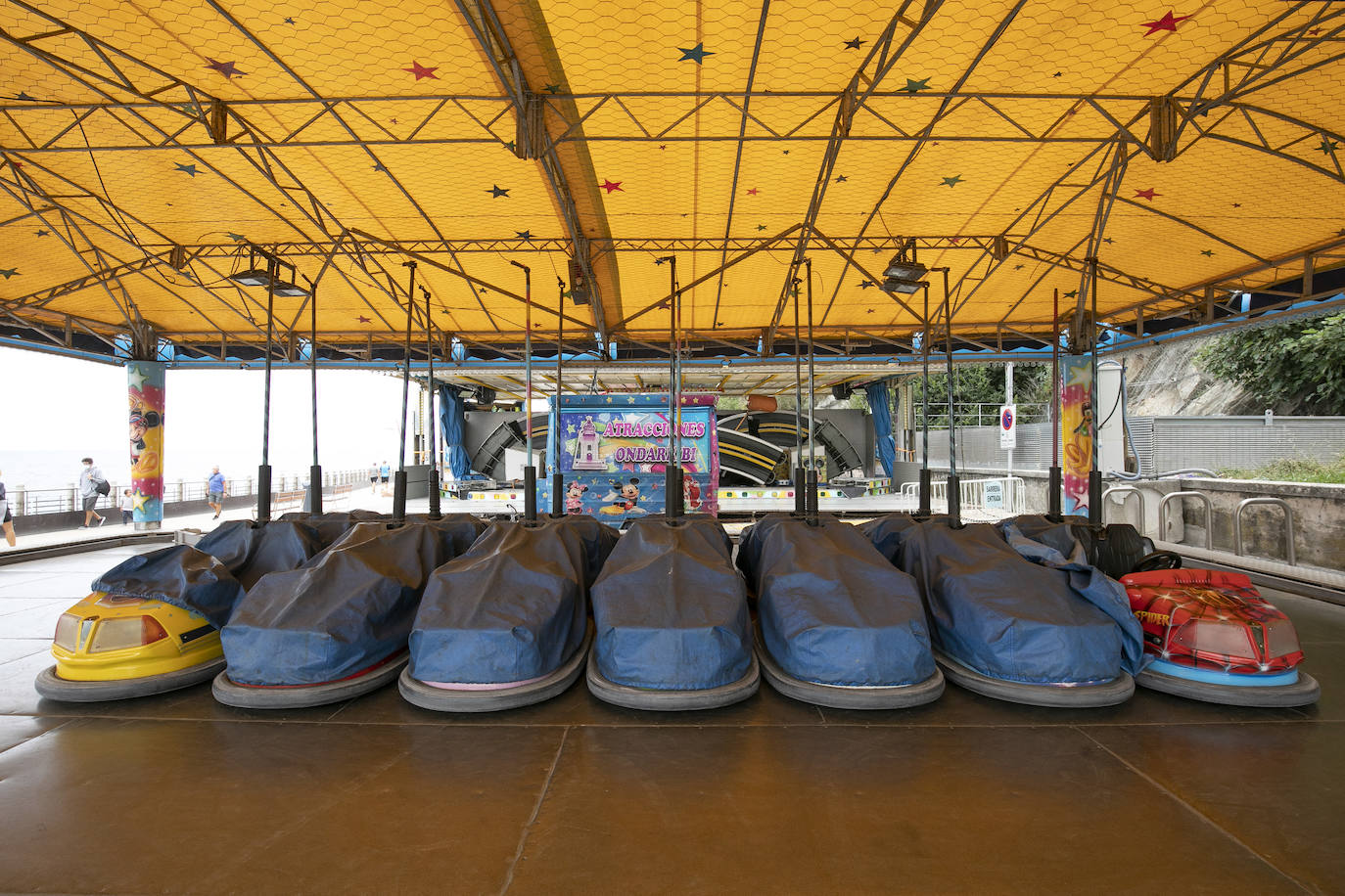 Era la primera vez que se instalaba el ferial del Paseo Nuevo sin el contexto de la celebración de la Semana Grande, lo que en un primer momento provocó dudas sobre cuál sería la respuesta del público. Ahora, una vez despedidas las atracciones el balance tanto de los feriantes como de Donostia Festak no puede ser más satisfactorio. Se han superado las expectativas en cuanto a afluencia de personas y se ha constatado un elevado respeto por el cumplimiento de las normas sanitarias impuestas por la pandemia del Covid.