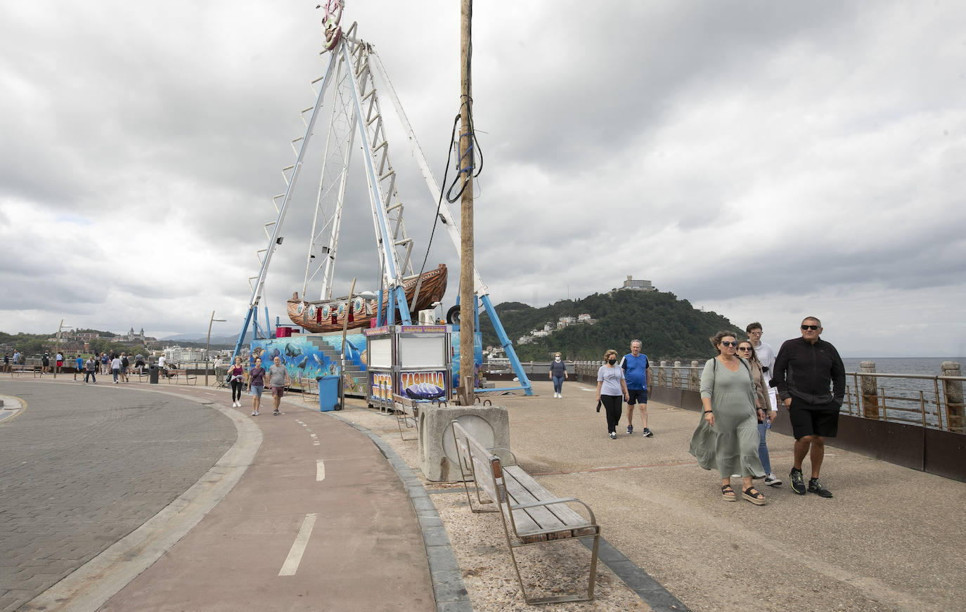 Era la primera vez que se instalaba el ferial del Paseo Nuevo sin el contexto de la celebración de la Semana Grande, lo que en un primer momento provocó dudas sobre cuál sería la respuesta del público. Ahora, una vez despedidas las atracciones el balance tanto de los feriantes como de Donostia Festak no puede ser más satisfactorio. Se han superado las expectativas en cuanto a afluencia de personas y se ha constatado un elevado respeto por el cumplimiento de las normas sanitarias impuestas por la pandemia del Covid.