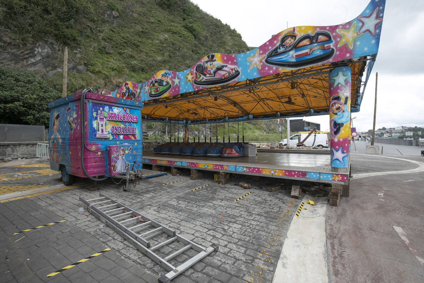 Era la primera vez que se instalaba el ferial del Paseo Nuevo sin el contexto de la celebración de la Semana Grande, lo que en un primer momento provocó dudas sobre cuál sería la respuesta del público. Ahora, una vez despedidas las atracciones el balance tanto de los feriantes como de Donostia Festak no puede ser más satisfactorio. Se han superado las expectativas en cuanto a afluencia de personas y se ha constatado un elevado respeto por el cumplimiento de las normas sanitarias impuestas por la pandemia del Covid.