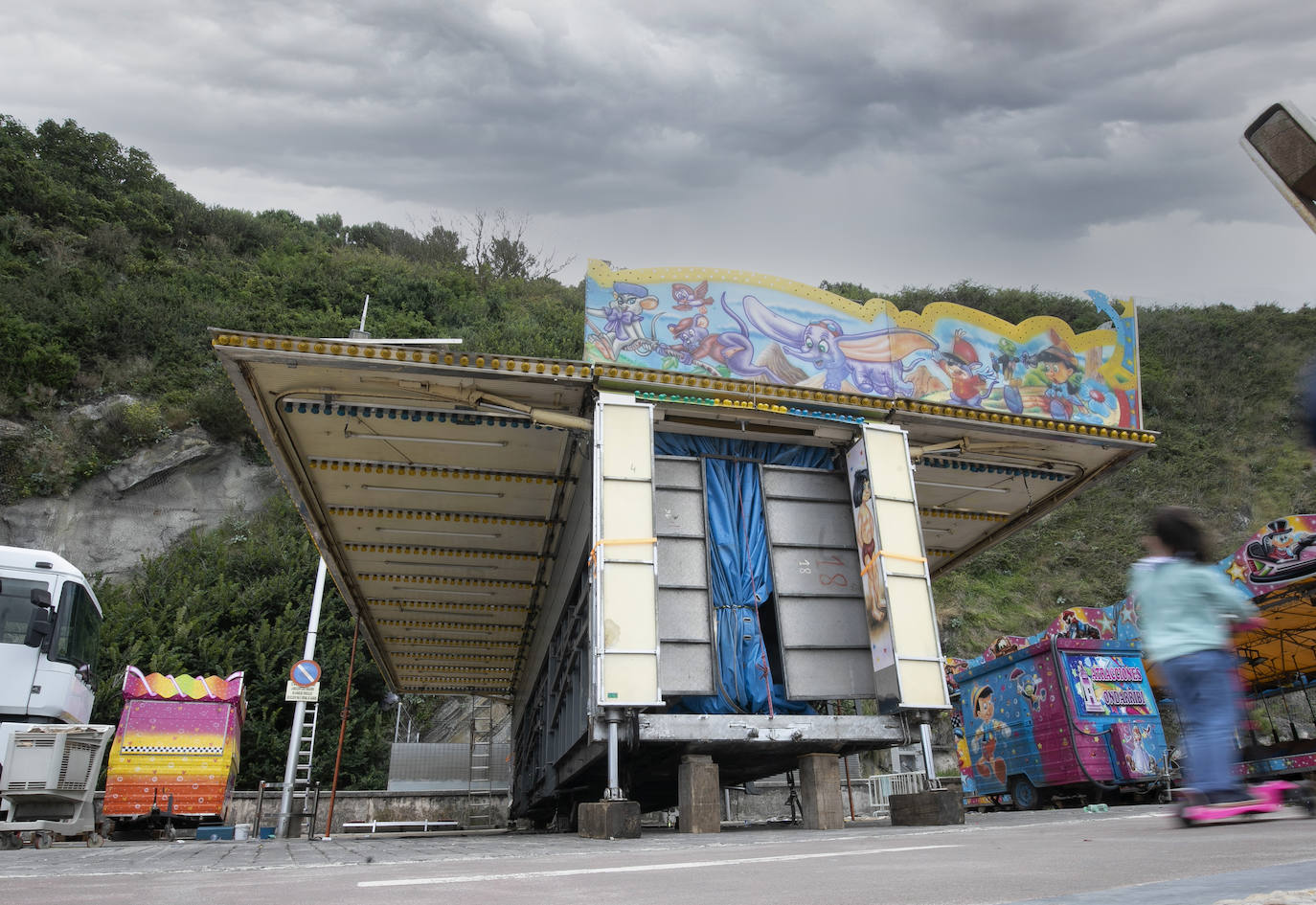 Era la primera vez que se instalaba el ferial del Paseo Nuevo sin el contexto de la celebración de la Semana Grande, lo que en un primer momento provocó dudas sobre cuál sería la respuesta del público. Ahora, una vez despedidas las atracciones el balance tanto de los feriantes como de Donostia Festak no puede ser más satisfactorio. Se han superado las expectativas en cuanto a afluencia de personas y se ha constatado un elevado respeto por el cumplimiento de las normas sanitarias impuestas por la pandemia del Covid.