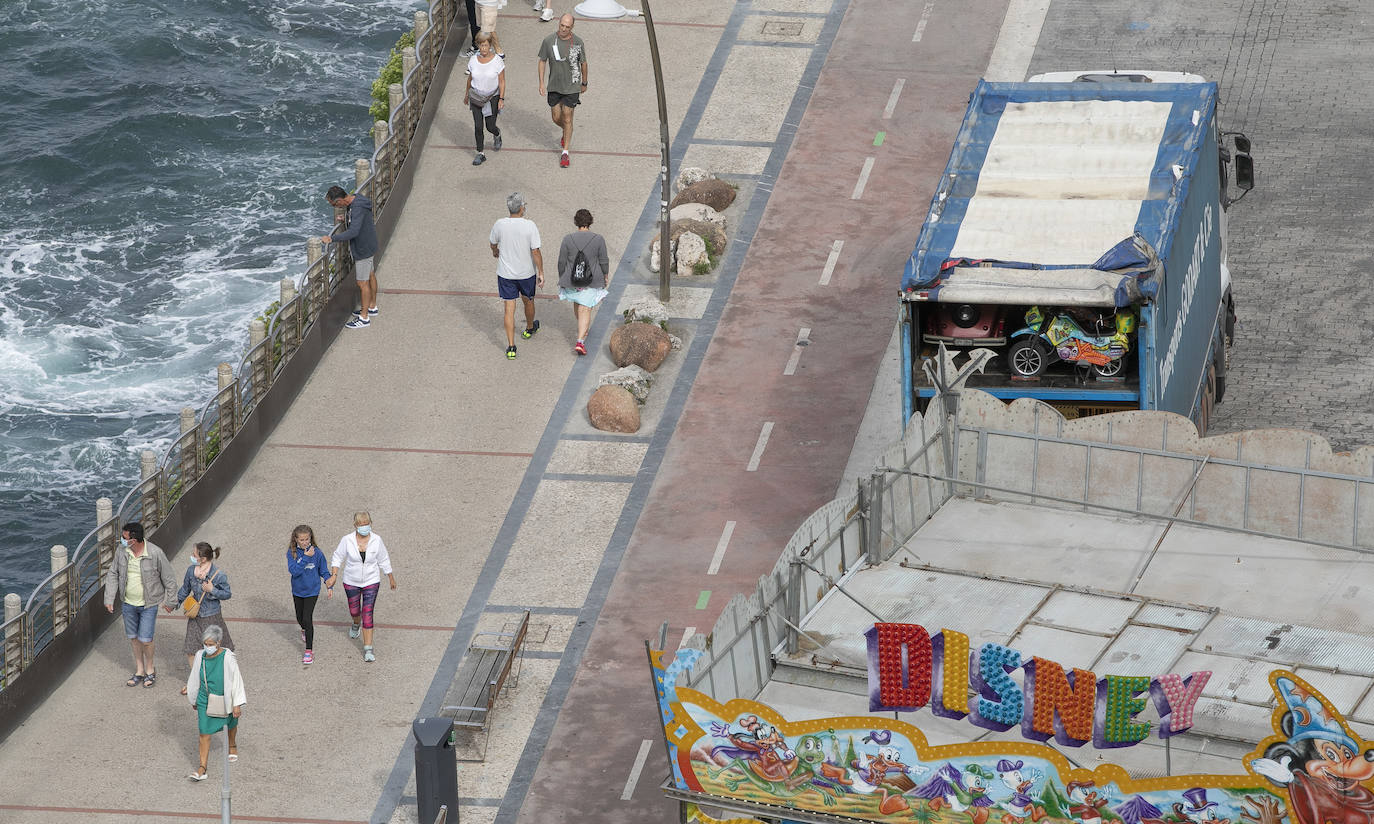 Era la primera vez que se instalaba el ferial del Paseo Nuevo sin el contexto de la celebración de la Semana Grande, lo que en un primer momento provocó dudas sobre cuál sería la respuesta del público. Ahora, una vez despedidas las atracciones el balance tanto de los feriantes como de Donostia Festak no puede ser más satisfactorio. Se han superado las expectativas en cuanto a afluencia de personas y se ha constatado un elevado respeto por el cumplimiento de las normas sanitarias impuestas por la pandemia del Covid.