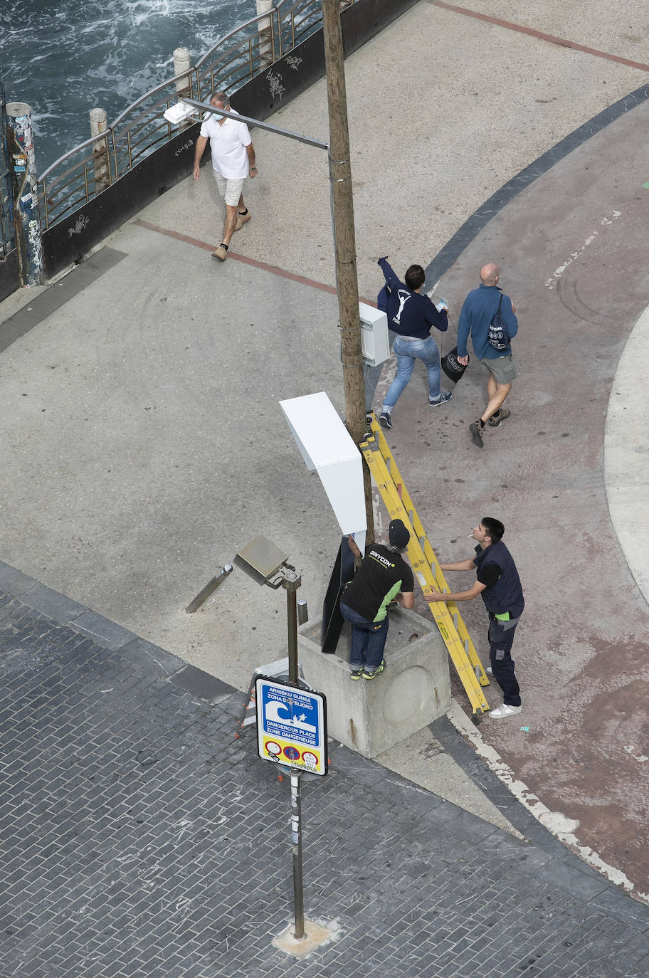 Era la primera vez que se instalaba el ferial del Paseo Nuevo sin el contexto de la celebración de la Semana Grande, lo que en un primer momento provocó dudas sobre cuál sería la respuesta del público. Ahora, una vez despedidas las atracciones el balance tanto de los feriantes como de Donostia Festak no puede ser más satisfactorio. Se han superado las expectativas en cuanto a afluencia de personas y se ha constatado un elevado respeto por el cumplimiento de las normas sanitarias impuestas por la pandemia del Covid.