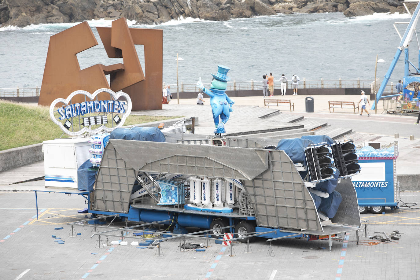 Era la primera vez que se instalaba el ferial del Paseo Nuevo sin el contexto de la celebración de la Semana Grande, lo que en un primer momento provocó dudas sobre cuál sería la respuesta del público. Ahora, una vez despedidas las atracciones el balance tanto de los feriantes como de Donostia Festak no puede ser más satisfactorio. Se han superado las expectativas en cuanto a afluencia de personas y se ha constatado un elevado respeto por el cumplimiento de las normas sanitarias impuestas por la pandemia del Covid.