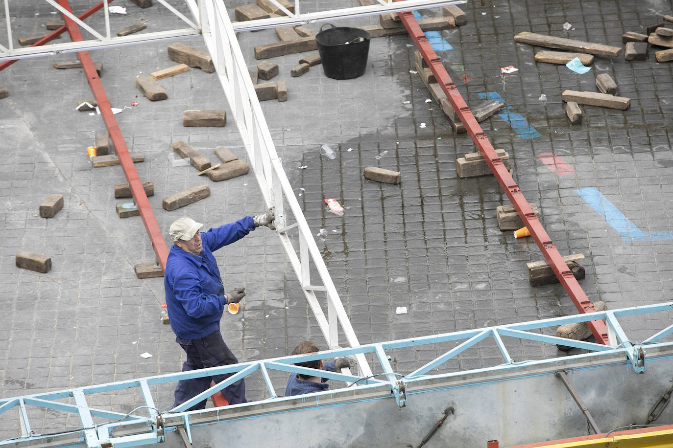 Era la primera vez que se instalaba el ferial del Paseo Nuevo sin el contexto de la celebración de la Semana Grande, lo que en un primer momento provocó dudas sobre cuál sería la respuesta del público. Ahora, una vez despedidas las atracciones el balance tanto de los feriantes como de Donostia Festak no puede ser más satisfactorio. Se han superado las expectativas en cuanto a afluencia de personas y se ha constatado un elevado respeto por el cumplimiento de las normas sanitarias impuestas por la pandemia del Covid.