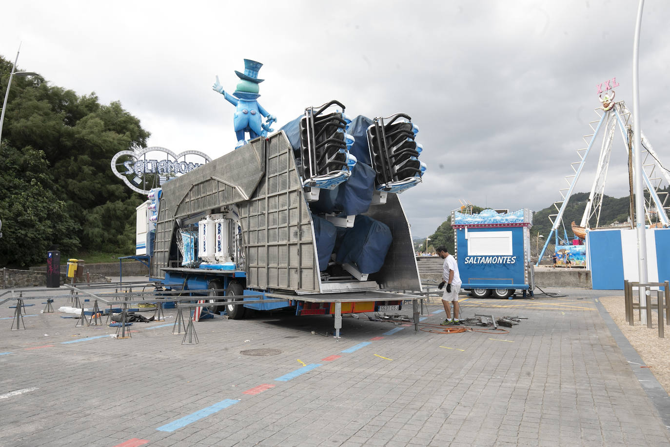 Era la primera vez que se instalaba el ferial del Paseo Nuevo sin el contexto de la celebración de la Semana Grande, lo que en un primer momento provocó dudas sobre cuál sería la respuesta del público. Ahora, una vez despedidas las atracciones el balance tanto de los feriantes como de Donostia Festak no puede ser más satisfactorio. Se han superado las expectativas en cuanto a afluencia de personas y se ha constatado un elevado respeto por el cumplimiento de las normas sanitarias impuestas por la pandemia del Covid.