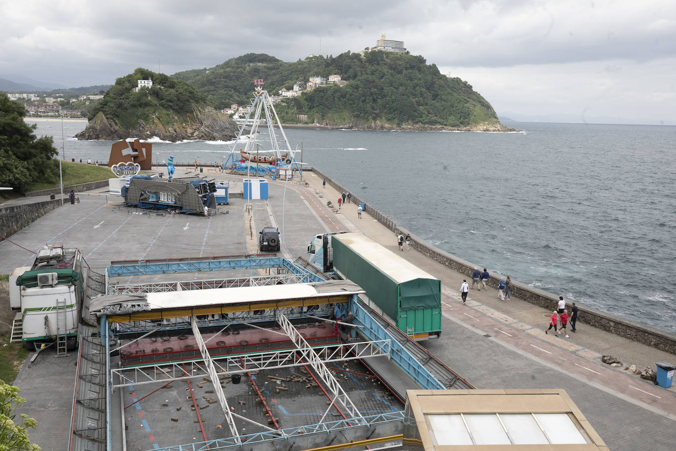 Era la primera vez que se instalaba el ferial del Paseo Nuevo sin el contexto de la celebración de la Semana Grande, lo que en un primer momento provocó dudas sobre cuál sería la respuesta del público. Ahora, una vez despedidas las atracciones el balance tanto de los feriantes como de Donostia Festak no puede ser más satisfactorio. Se han superado las expectativas en cuanto a afluencia de personas y se ha constatado un elevado respeto por el cumplimiento de las normas sanitarias impuestas por la pandemia del Covid.