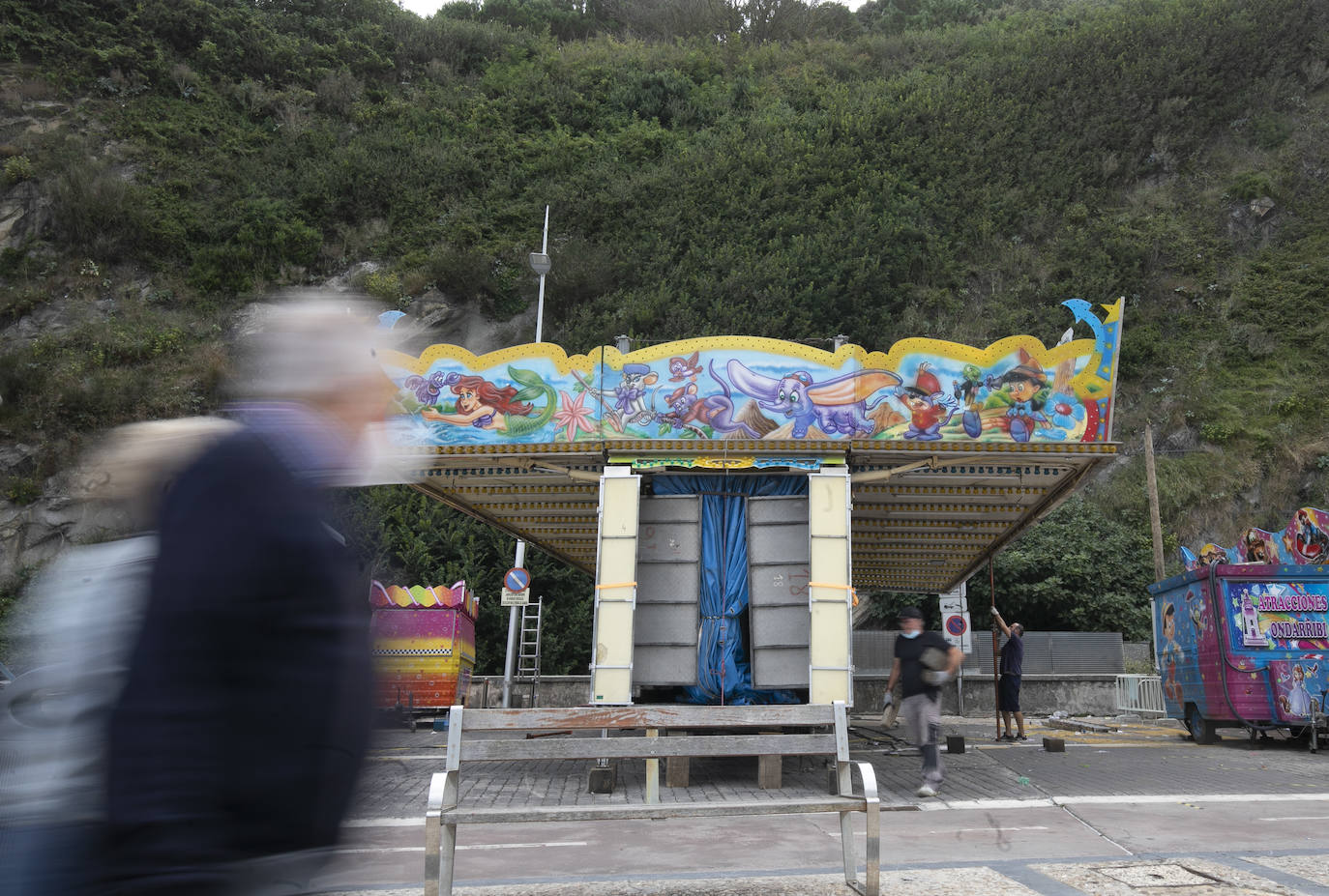 Era la primera vez que se instalaba el ferial del Paseo Nuevo sin el contexto de la celebración de la Semana Grande, lo que en un primer momento provocó dudas sobre cuál sería la respuesta del público. Ahora, una vez despedidas las atracciones el balance tanto de los feriantes como de Donostia Festak no puede ser más satisfactorio. Se han superado las expectativas en cuanto a afluencia de personas y se ha constatado un elevado respeto por el cumplimiento de las normas sanitarias impuestas por la pandemia del Covid.