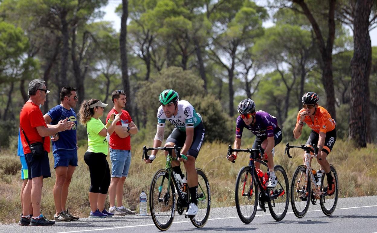 Oier Lazkano, Pelayo Sánchez y Xabier Mikel Azparren protagonizaron la escapa del día camino de Albacete.