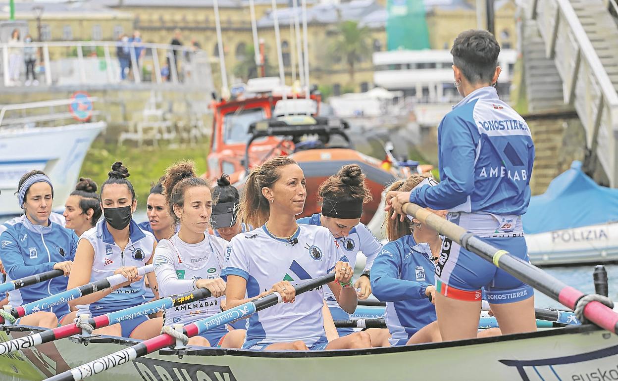 Mengual, en primer término, atiende las instrucciones de la patrona, Nerea Pérez.