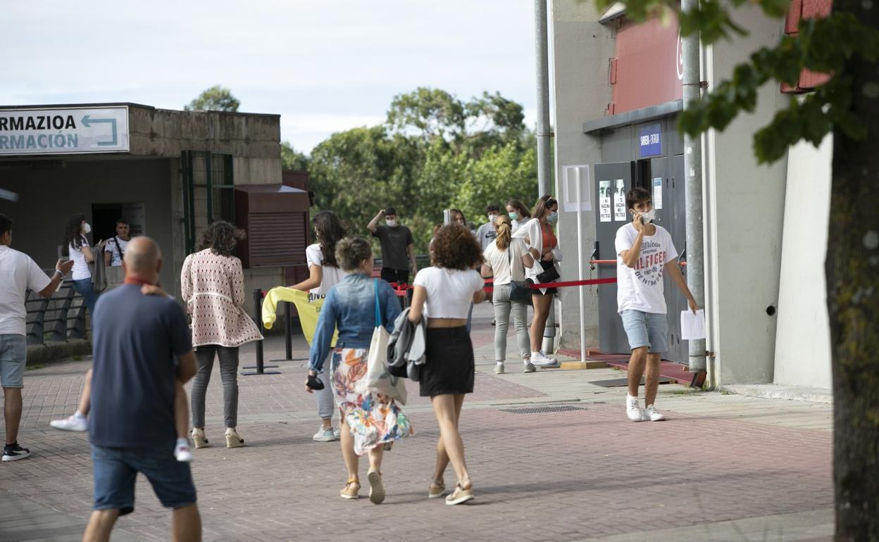 Trasiego de jóvenes ayer en Illumbe para recibir su primera o segunda dosis. 
