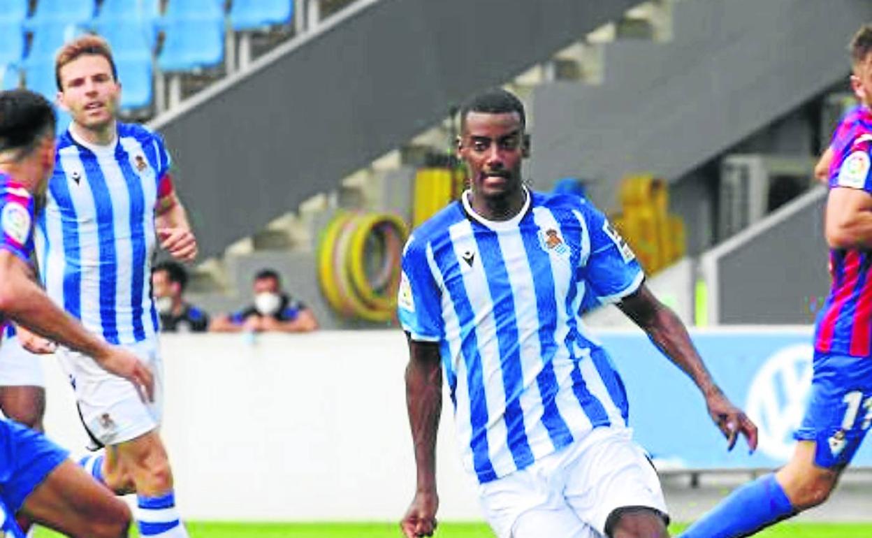 Isak conduce el balón en el amistoso disputado ante el Eibar en Zubieta.