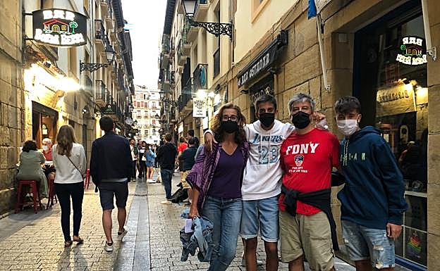 La familia Rubio Piñeiro aguarda pacientemente la cola 