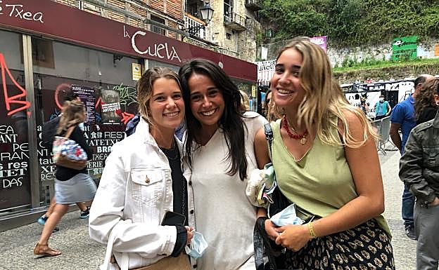 Inés Amuriza. María Catanio y María Robles aguardan su turno en el bar Gandarias 