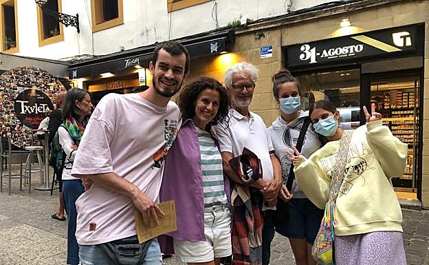 Juan Dapena y su familia esperan su turno en la cola del bar Gandarias 