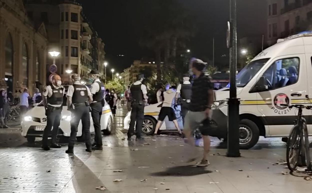 Los ataques a la Ertzaintza se intensifican en vísperas de otro fin de semana crítico de 'no fiestas'