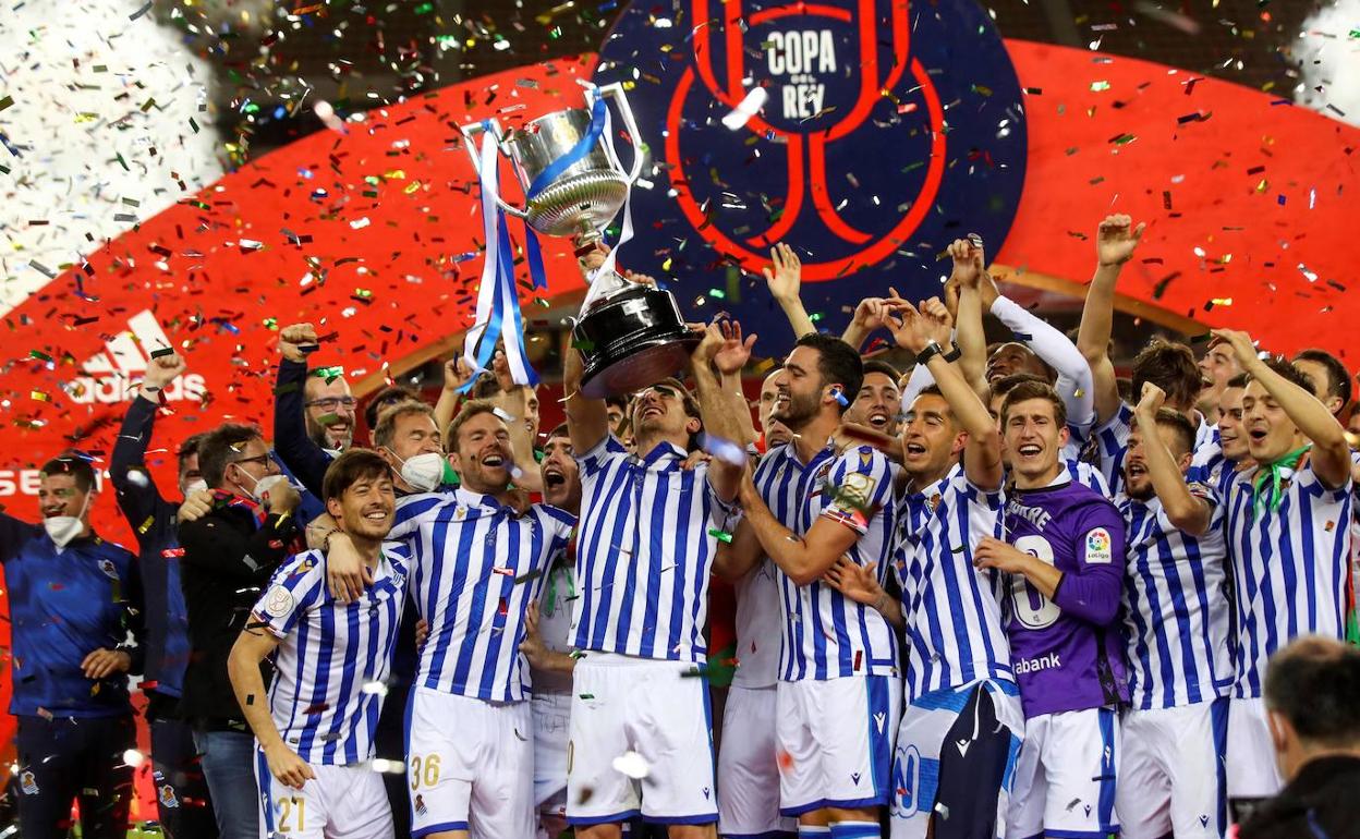 Los jugadores de la Real Sociedad levantan la Copa tras la final ante el Athletic.