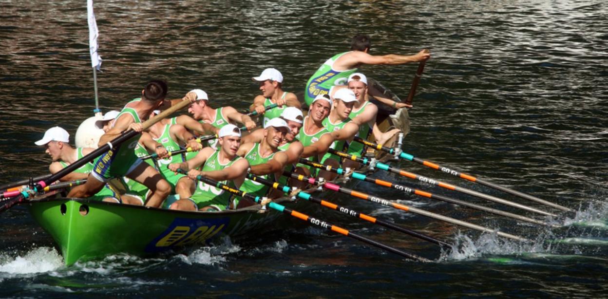 Maniobra de GO fit Hondarribia 'B' en una regata del curso. 
