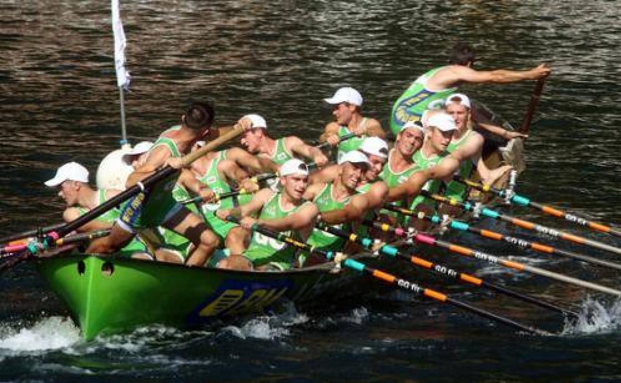 Maniobra de GO fit Hondarribia 'B' en una regata del curso