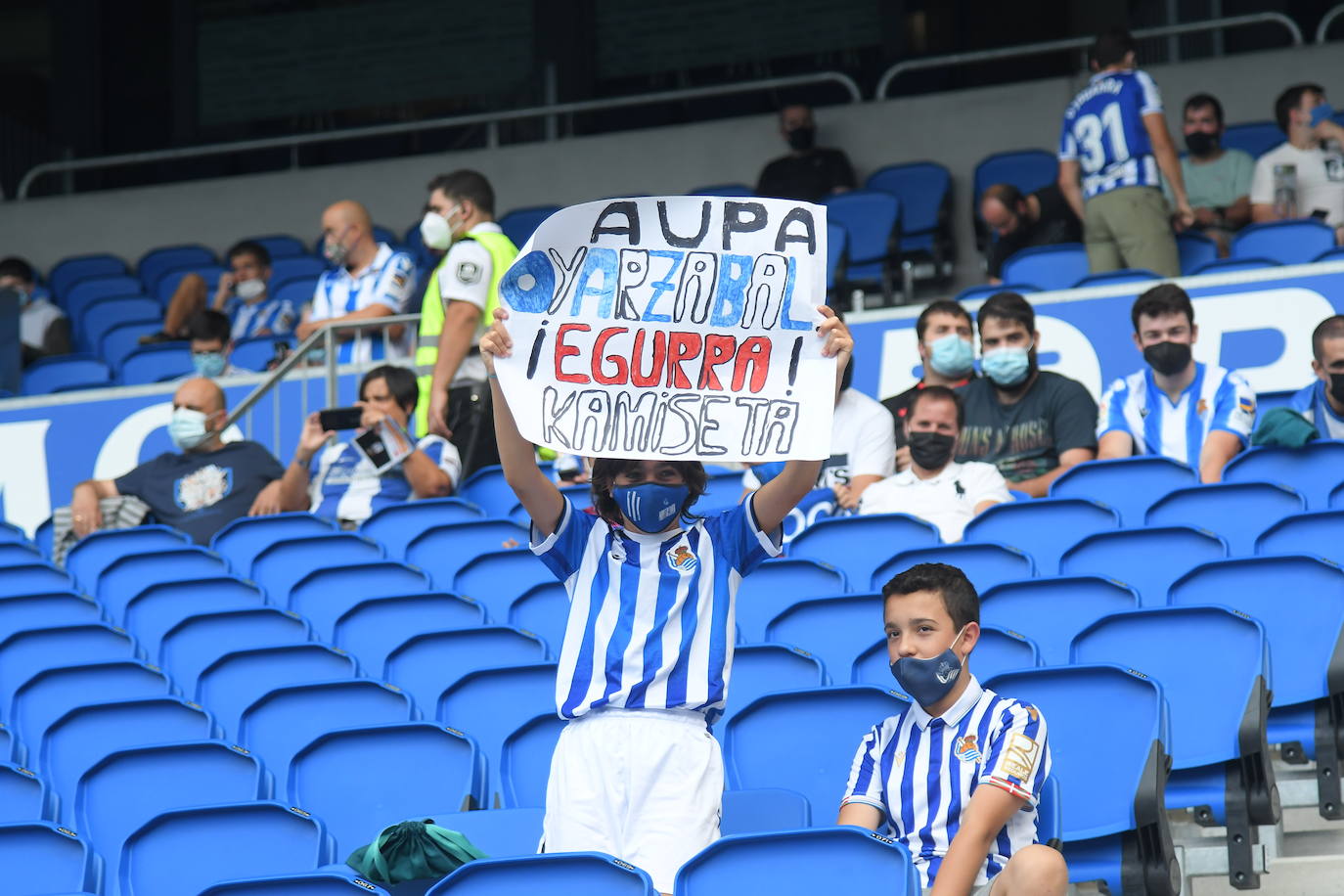 Fotos: La Real Sociedad se reencuentra con la afición en las gradas