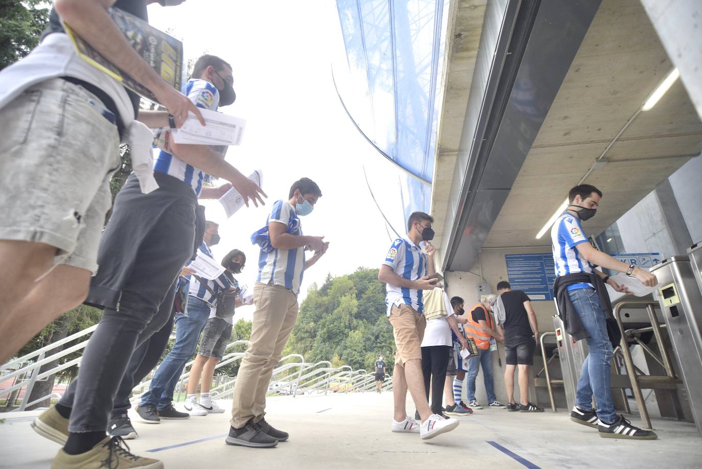 Fotos: La Real Sociedad se reencuentra con la afición en las gradas