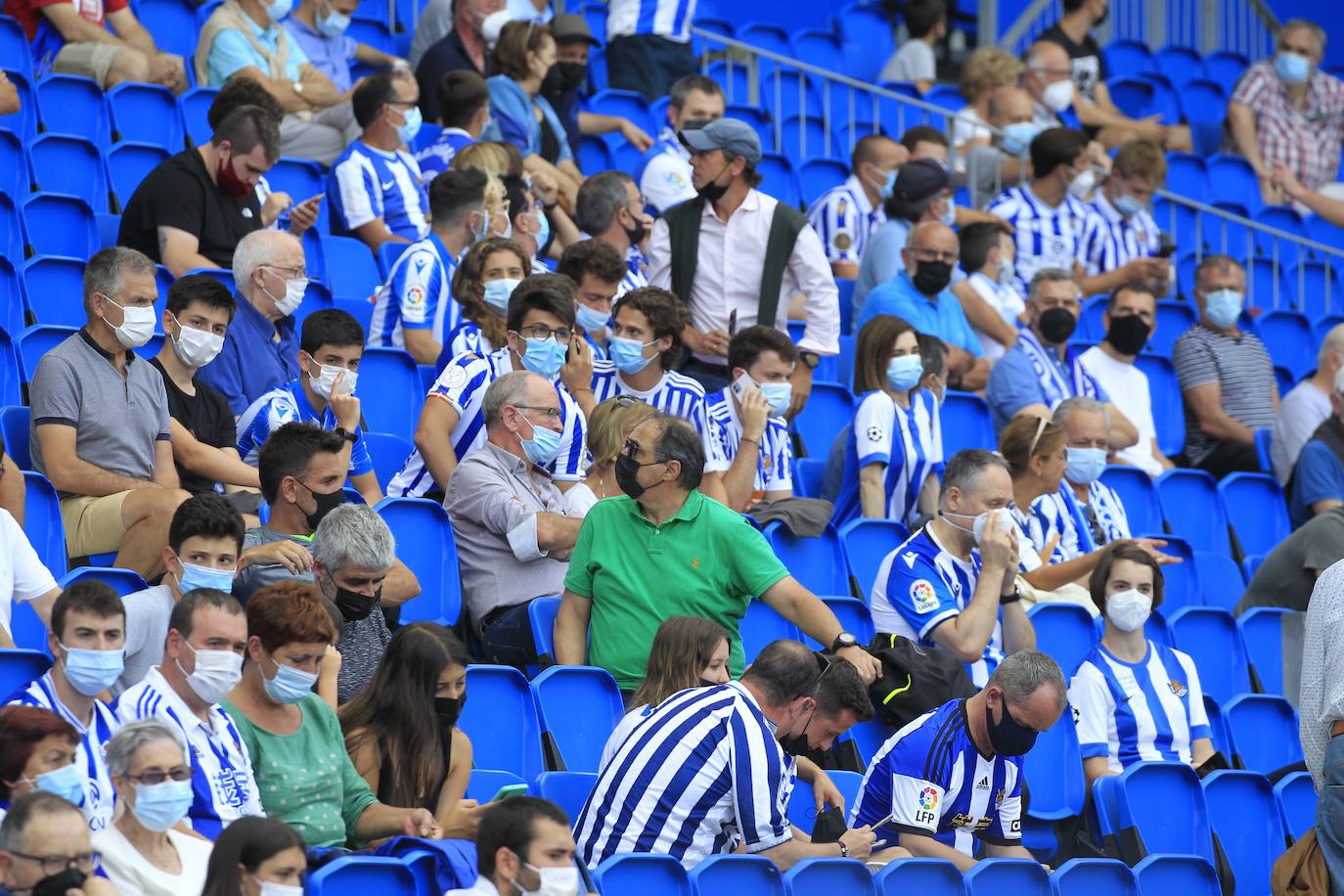 Fotos: La Real Sociedad se reencuentra con la afición en las gradas