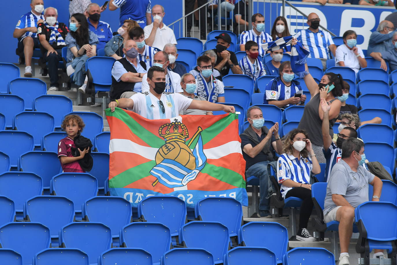Fotos: La Real Sociedad se reencuentra con la afición en las gradas