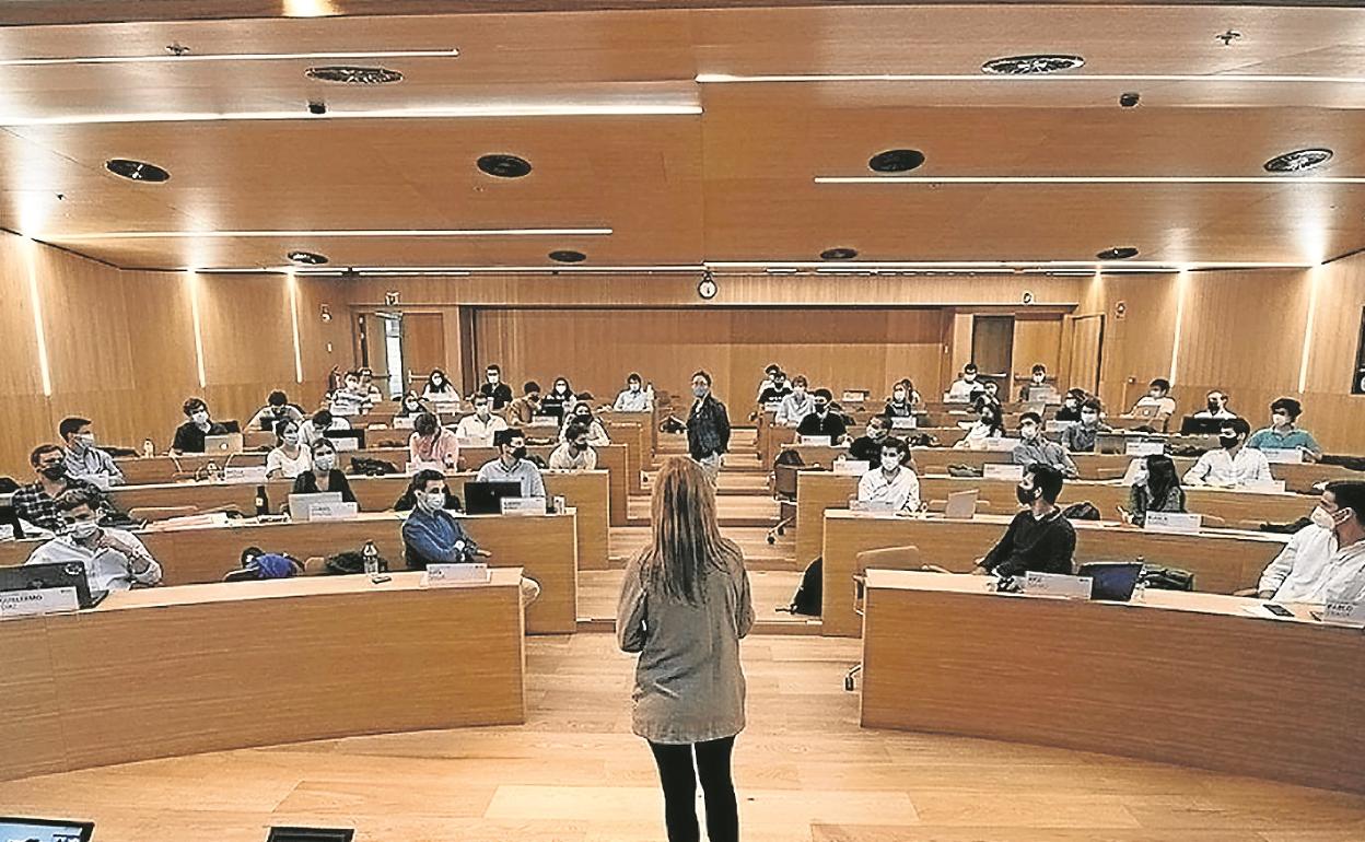 Alumnos, con mascarillas y distancia, en un aula de Tecnum el pasado curso. 