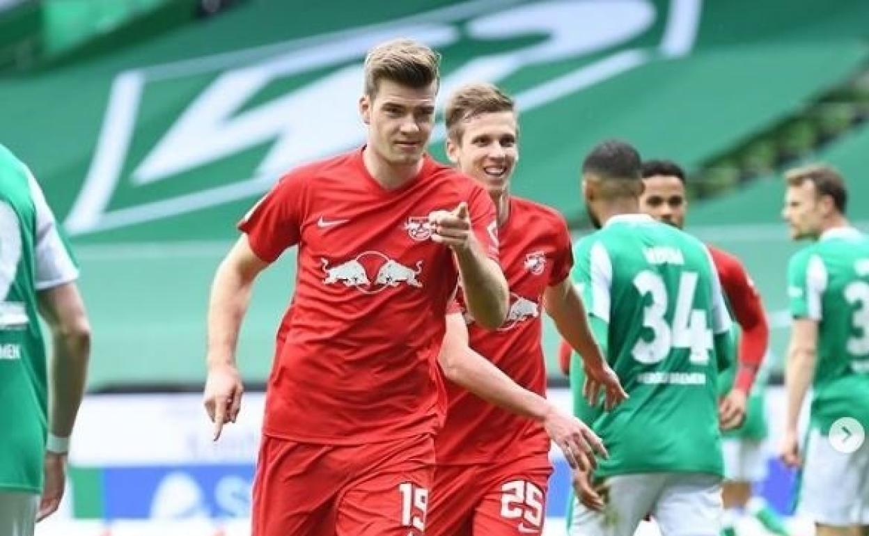 Sortloh celebra un tanto con el RB Leizpig. Le sigue el internacional español Dani Olmo. 