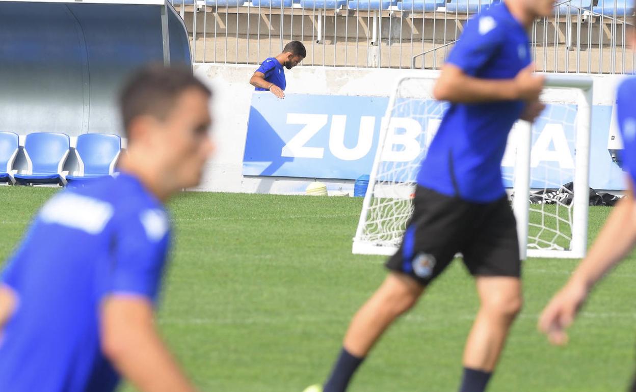 Willian José, al fondo, abandona el entrenamiento de la Real Sociedad, este lunes en Zubieta.
