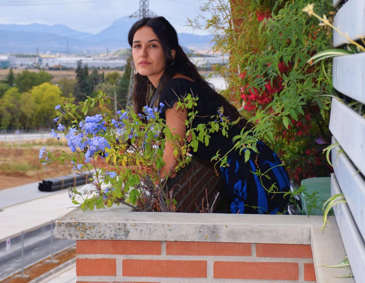 Olatz Iruñako Barañaingo bere etxean. Maria Luisa Elioren presentzia nabaria da inguruotan. 