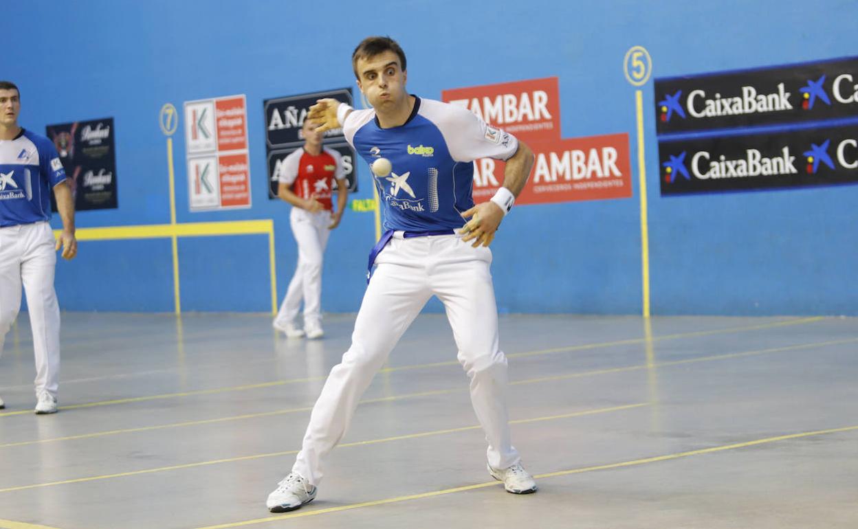 Jon Ander Peña brilló con luz propia ayer en el frontón de la ikastola de Elgoibar.