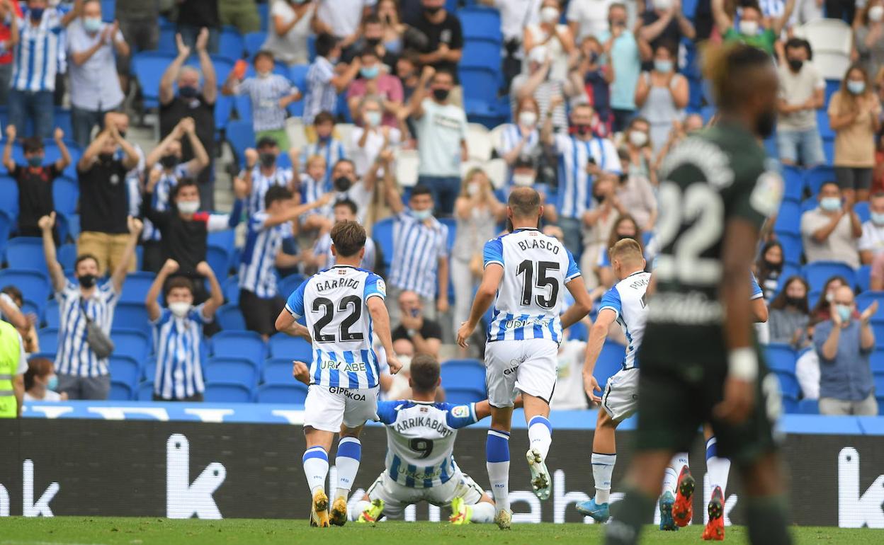 Jon Karrikaburu celebra el gol de la victoria en el Reale Arena. 