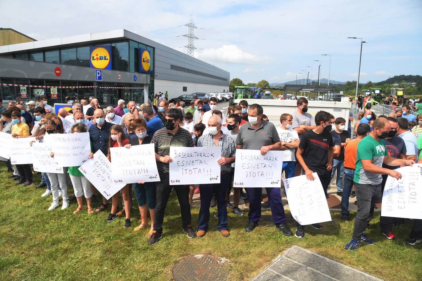 Fotos: Las imágenes de la concentración de decenas de baserritarras para exigir subir el precio mínimo de la leche a 0,70 euros