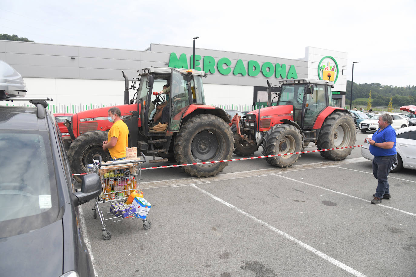 Fotos: Las imágenes de la concentración de decenas de baserritarras para exigir subir el precio mínimo de la leche a 0,70 euros