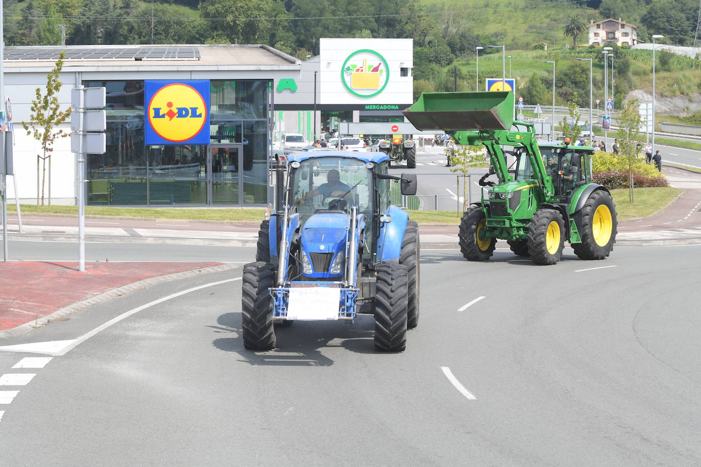 Fotos: Las imágenes de la concentración de decenas de baserritarras para exigir subir el precio mínimo de la leche a 0,70 euros