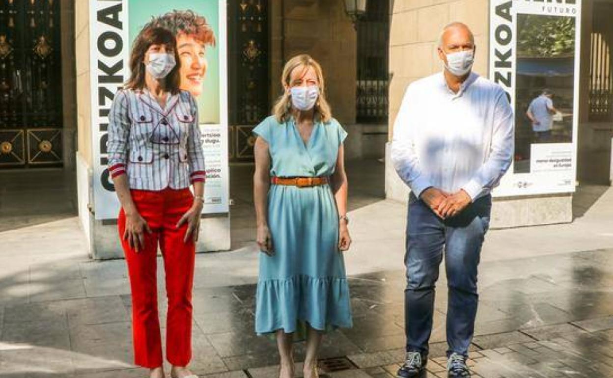 Itziar Alkorta, Eider Mendoza y Xabier Barandiaran, en la presentación de este jueves en Donostia. 