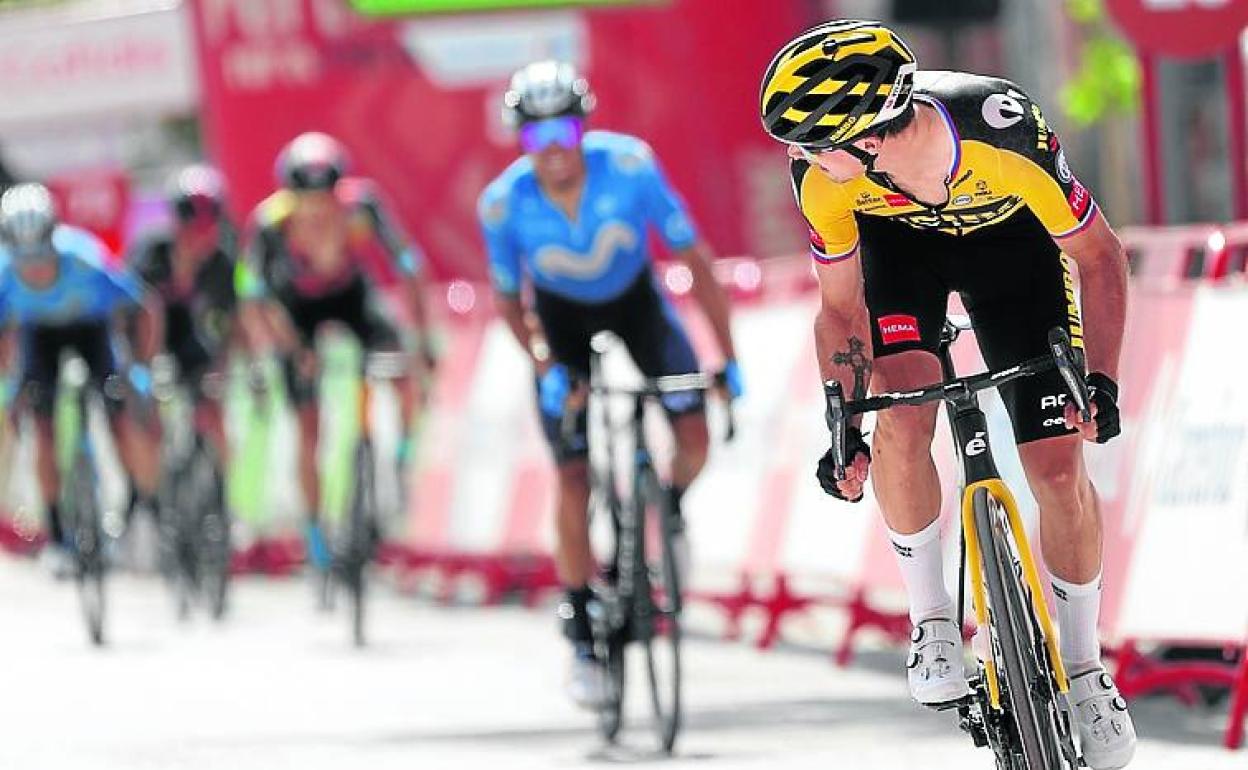 Roglic controla a Mas en la meta.