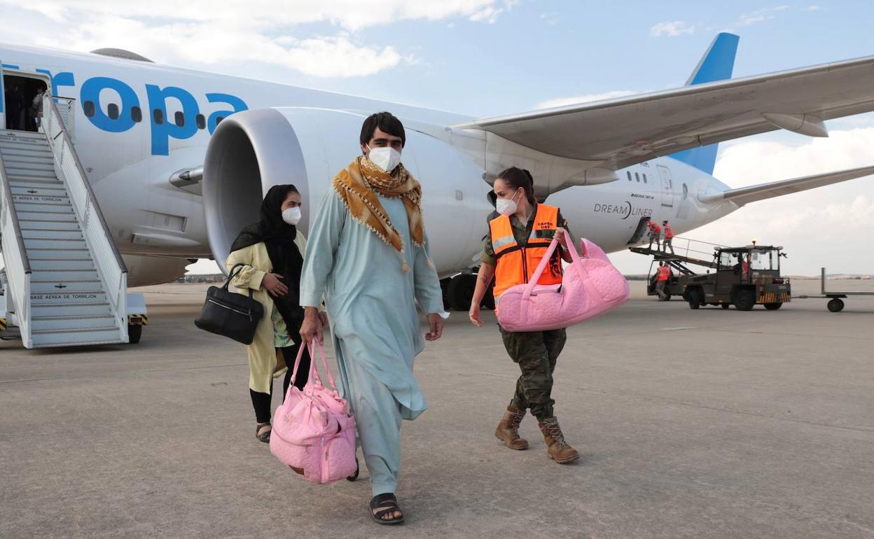 Refugiados afganos llegan al aeropuerto de Torrejón de Ardoz.