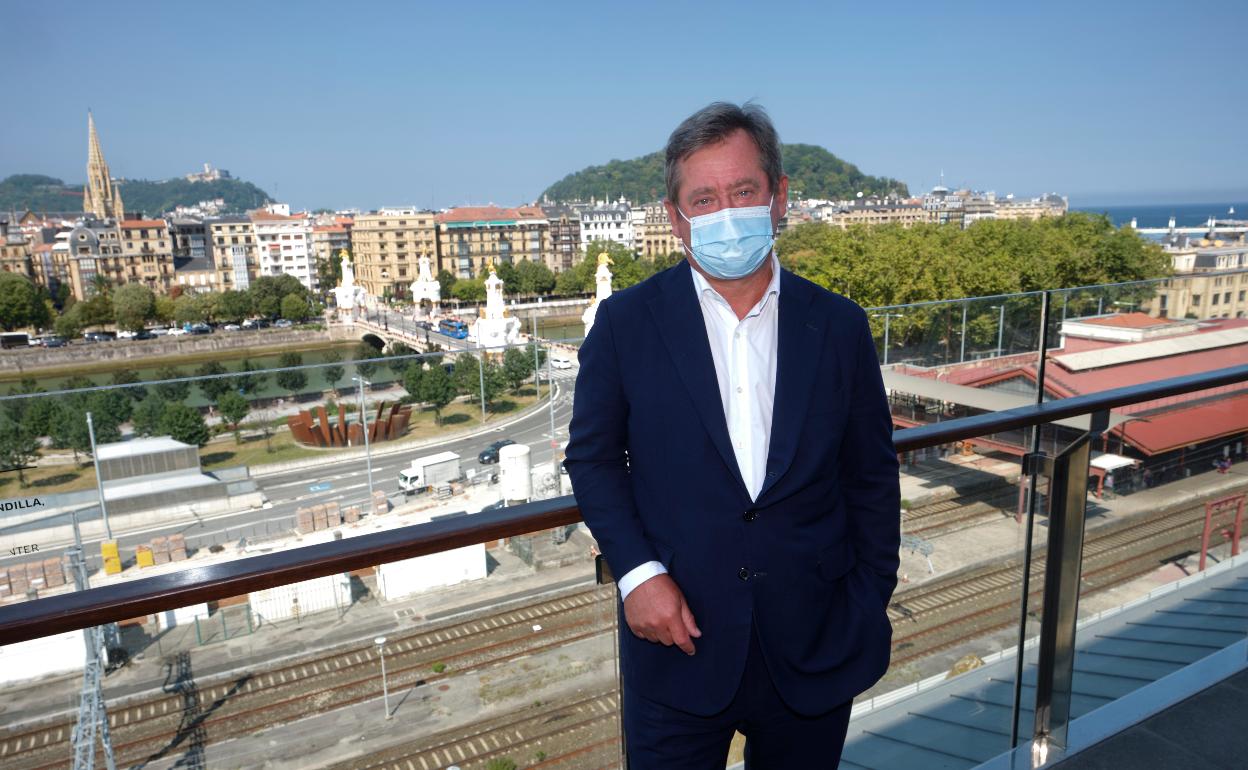 Bingen Zupiria posa en la azotea 