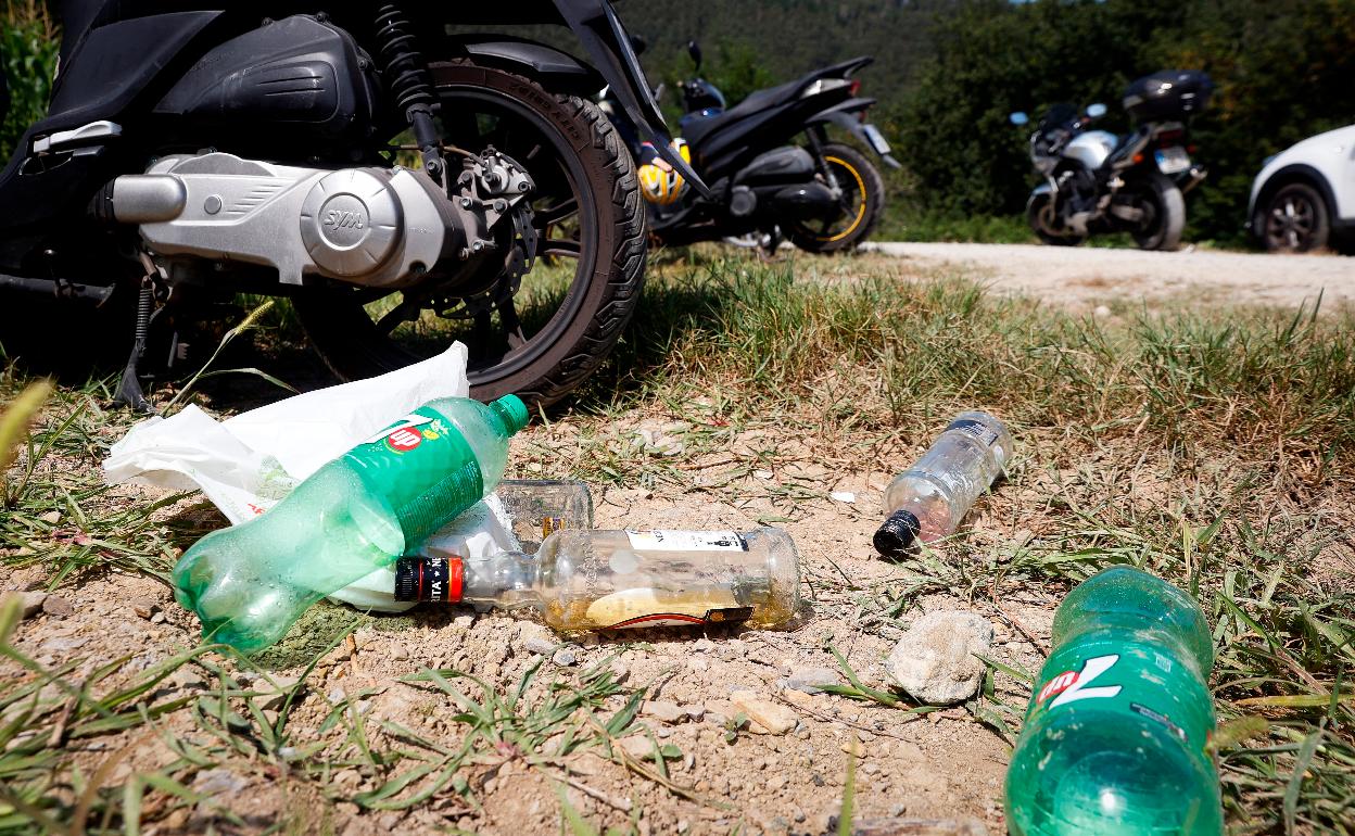 Restos de botellas de alcohol en las inmediaciones donde se celebró la fiesta ilegal. 