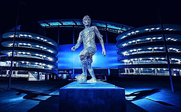 Imagen principal - La estatua de David Silva ya luce en el Etihad Stadium