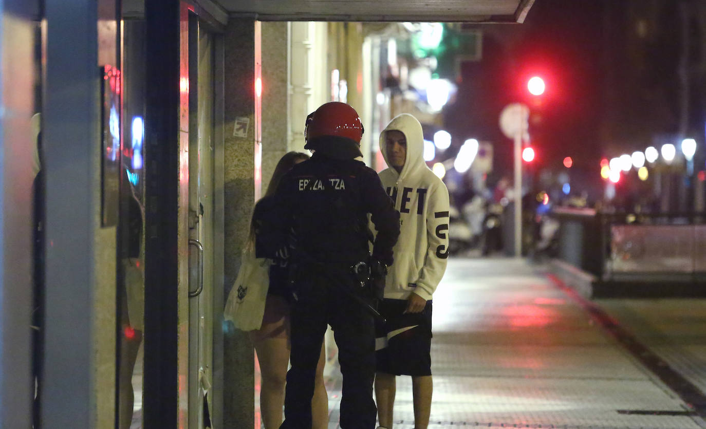 La capital guipuzcoana ha vivido otro sábado de altercados y violencia callejera que ha finalizado con una quincena de jóvenes detenidos