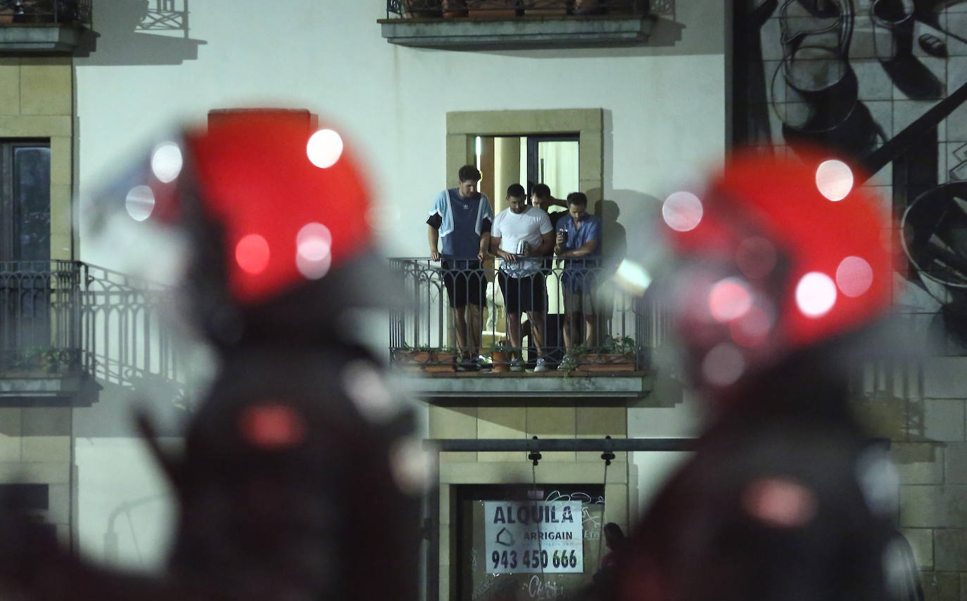 La capital guipuzcoana ha vivido otro sábado de altercados y violencia callejera que ha finalizado con una quincena de jóvenes detenidos