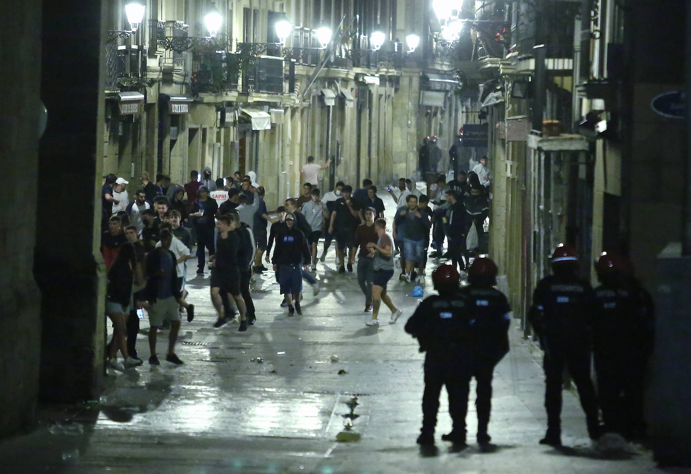La capital guipuzcoana ha vivido otro sábado de altercados y violencia callejera que ha finalizado con una quincena de jóvenes detenidos