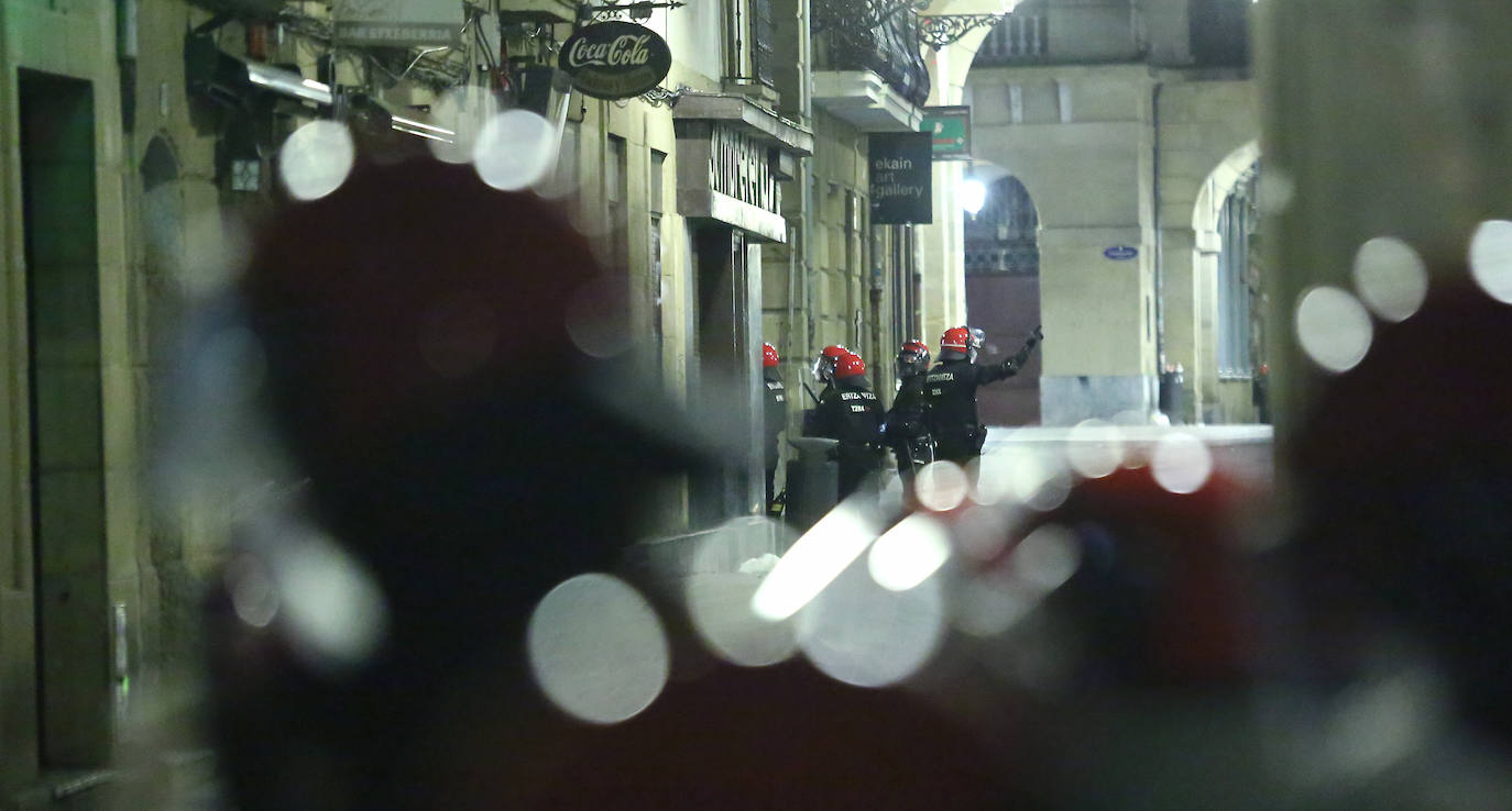 La capital guipuzcoana ha vivido otro sábado de altercados y violencia callejera que ha finalizado con una quincena de jóvenes detenidos